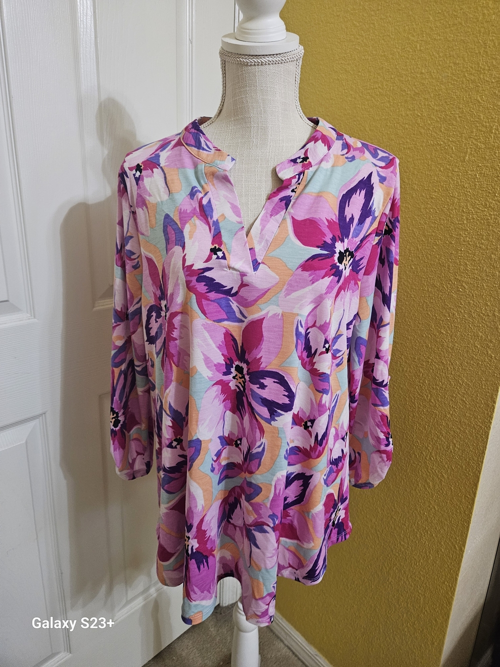Dear Scarlett Floral Pink Split-Neck Tunic Top Size L NWT